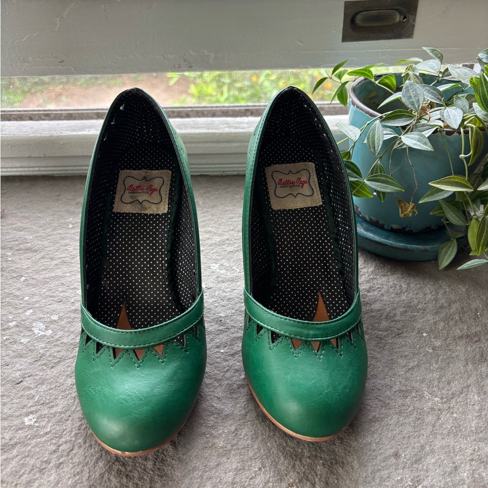 Bettie Page Green Women's Retro Heels